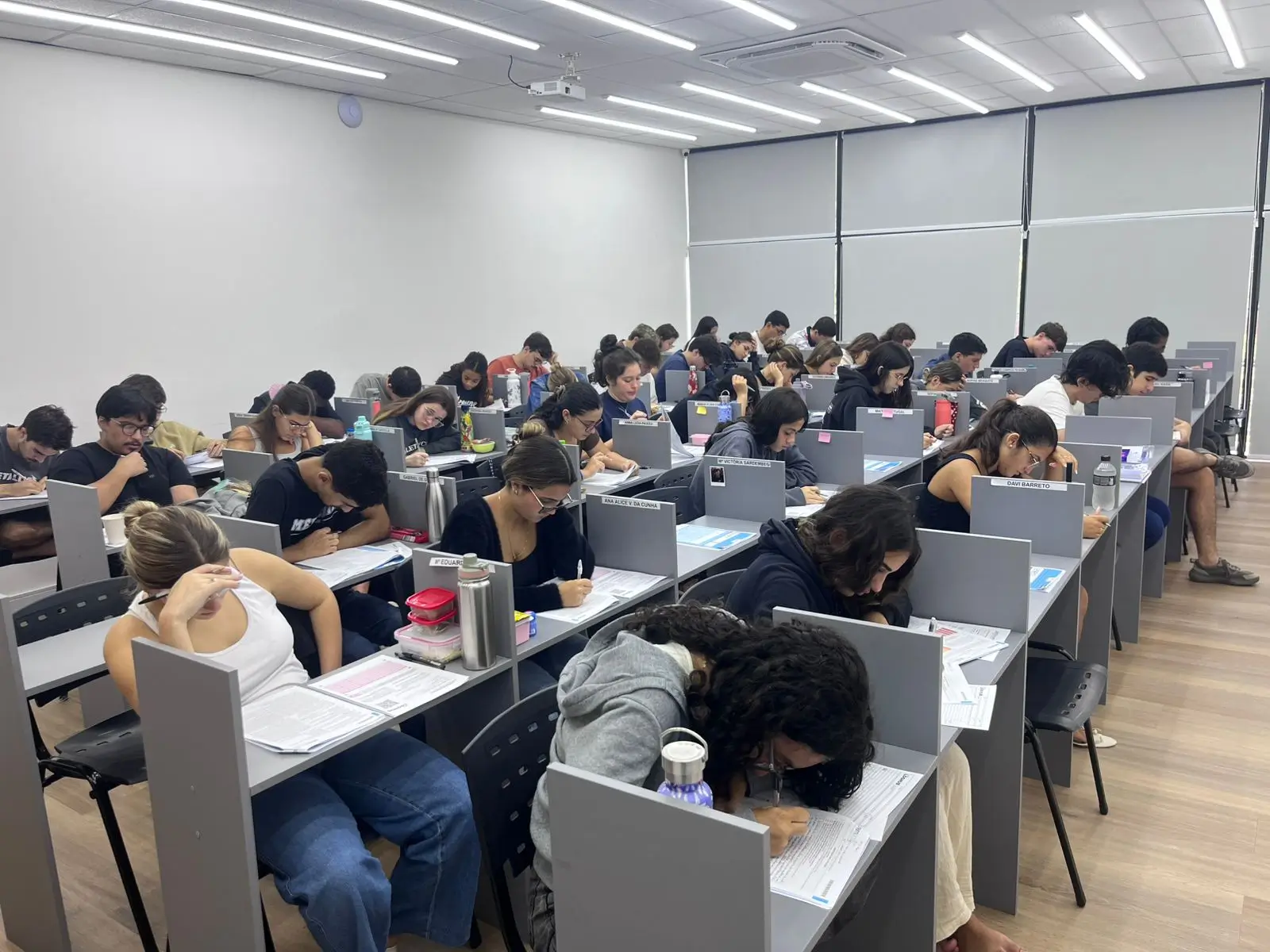 Sala de estudo do Curso Loghus Macaé com alunos em alta performance